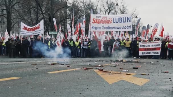 2024 Βαρσοβία Πολωνία Αγρότες Που Στέκονται Στη Διαδήλωση Αφίσες Και — Αρχείο Βίντεο