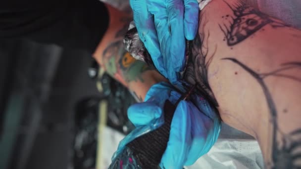 Κοντινά Χέρια Ενός Δασκάλου Τατουάζ Που Κάνει Τατουάζ Στο Πόδι — Αρχείο Βίντεο