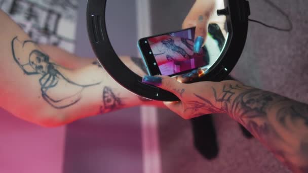 Profesjonalny Tatuażysta Robi Zdjęcia Tatuażom Swoich Klientów Przy Użyciu Światła — Wideo stockowe
