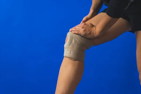 Korumacı Dizliği Olan Kadın Bacağı Bel Kemiği Zedelenmesi Acı Kavramları — Stok fotoğraf