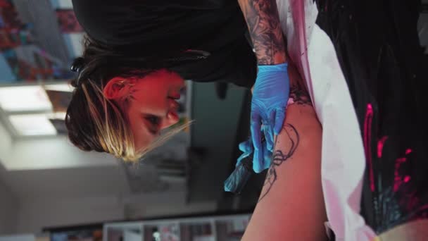 Μια Γυναίκα Τατουάζ Που Φοράει Γάντια Και Κάνει Τατουάζ Στο — Αρχείο Βίντεο