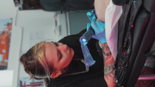 Proceso Tatuaje Estudio Tatuajes Maestro Tatuajes Enfocado Haciendo Boceto Tatuaje — Vídeos de Stock