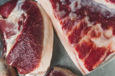 Masada dilimlenmiş domuz eti, yakın çekim, mezbaha. Yüksek kalite fotoğraf