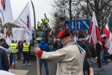 06.03.2024. Varşova, Polonya. Büyük şehirde grev. Sokakta pankartlarla yürüyen insanlar. Yüksek kalite fotoğraf