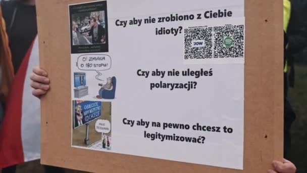 2024 바르샤바 폴란드 집회에서 포스터의 고품질 — 비디오