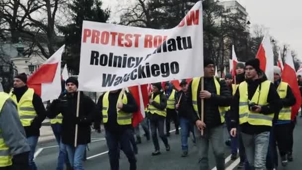 2024 Varşova Polonya Sokaklarda Dolaşan Üniformalı Çiftçileri Hükümete Karşı Afişlerle — Stok video