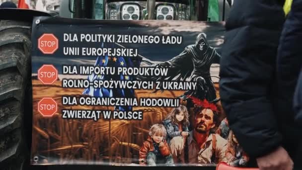 2024 波兰华沙 特写镜头是一张海报 带有润色文字和家庭插图 背景为小麦 农民示范 高质量的4K镜头 — 图库视频影像