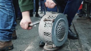 Protestoda siren kullanan birinin yakın plan çekimi. Yüksek kalite 4k görüntü