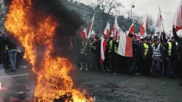 2024 インタビュー ワルシャワ ポーランド 反政府デモ 旗を振り 大きな火を灯した人々 高品質の4K映像 — ストック動画