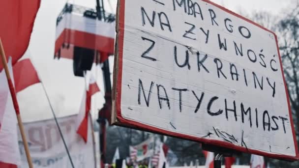 2024 Varsovia Polonia Cartel Contra Gobierno Con Texto Polaco Banderas — Vídeo de stock
