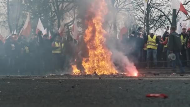 2024 Varşova Polonya Ateşin Etrafında Dikilen Protestocular Ellerinde Bayraklar Posterler — Stok video