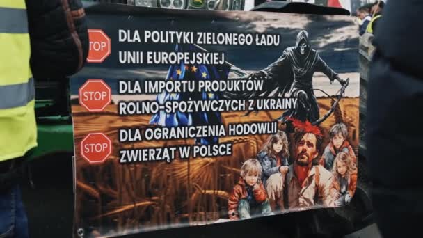 2024 波兰华沙 在农民抗议时 在拖拉机上的一张招贴画的特写镜头 高质量的4K镜头 — 图库视频影像