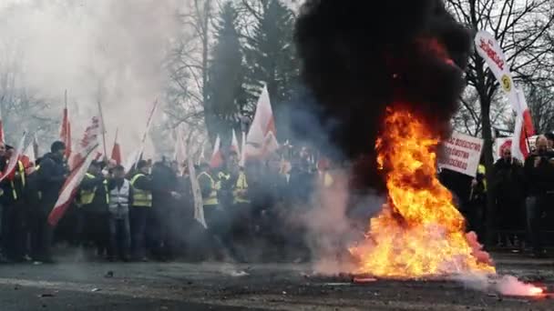 2024 Varsovia Polonia Gente Agitando Banderas Alrededor Del Fuego Protesta — Vídeo de stock