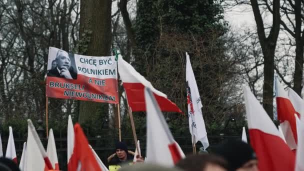 2024 Varşova Polonya Kalabalığın Üzerinde Sallanan Bayrakları Posterleri Parlat Yüksek — Stok video