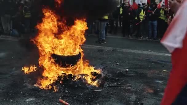 2024 Warszawa Polen Demonstranterna Bränner Något Elden Högkvalitativ Film — Stockvideo