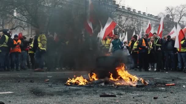 2024 Varsóvia Polónia Agricultores Protestam Varsóvia Pessoas Com Bandeiras Volta — Vídeo de Stock