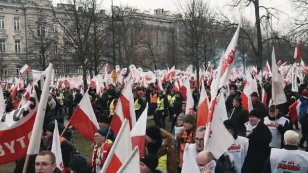 2024 Warschau Polen Demonstranten Met Vlaggen Posters Bijeenkomst Hoge Kwaliteit — Stockvideo