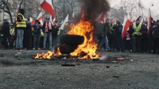 2024 Varsovia Polonia Personas Quemando Ruedas Protesta Pie Con Banderas — Vídeo de stock