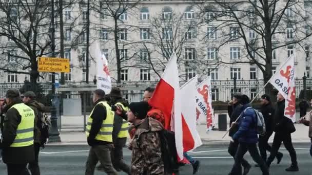 2024 インタビュー ワルシャワ ポーランド ポスターとポーランドの旗を持って通りを歩く男たち 高品質の4K映像 — ストック動画