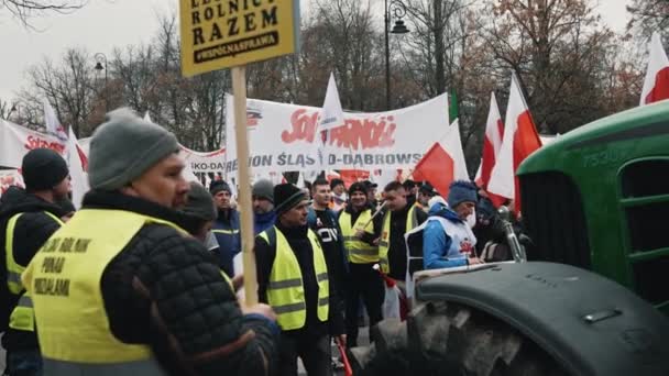 2024 インタビュー ワルシャワ ポーランド デモで旗や大きなポスターを持っているポーランドの農民 政府に対する農民 高品質の4K映像 — ストック動画