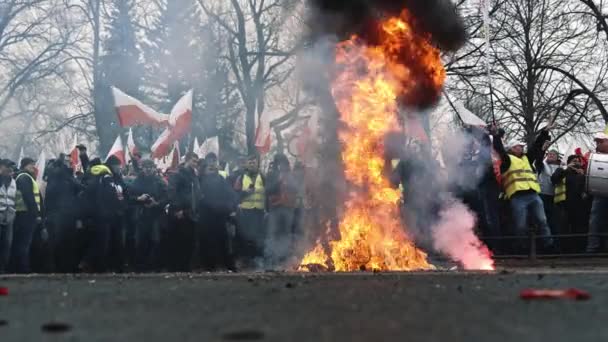 2024 Varsovia Polonia Manifestantes Reunidos Alrededor Del Fuego Con Banderas — Vídeo de stock