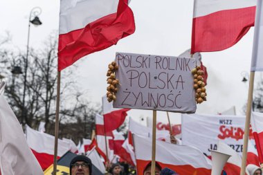 06.03.2024. Varşova, Polonya. Üzerinde polski rolnik polska ziwnosc yazan ve bayraklarını sallayan bir pankart. Yüksek kalite fotoğraf