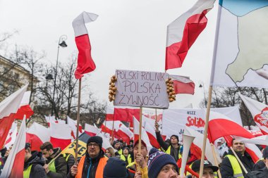 06.03.2024. Varşova, Polonya. Sokaklarda posterler ve bayraklarla dikilen hükümete karşı çiftçileri cilalamak. Yüksek kalite fotoğraf
