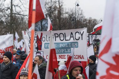 06.03.2024. Varşova, Polonya. Posterleri ve Polonya bayraklarıyla müttefiklerin önünde duran insanlar. Yüksek kalite fotoğraf