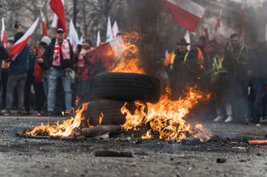 06.03.2024. Varşova, Polonya. İnsanlar grevdeki yangında tekerlek yakıyor. Yüksek kalite fotoğraf