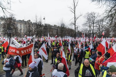06.03.2024. Varşova, Polonya. Düzinelerce Polonyalı vatandaş, ellerinde Polonya bayrakları, posterleri ve hükümete karşı yürüdükleri yürüyüşlerle sokakta toplandı. Yüksek kalite fotoğraf