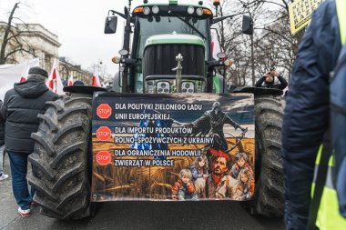 06.03.2024. Varşova, Polonya. Protestoda hükümet karşıtı pankartı olan bir traktörün ön görüntüsü. Yüksek kalite fotoğraf