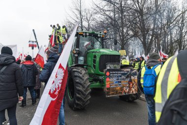 06.03.2024. Varşova, Polonya. Protestoda traktör kullanan çiftçiler. Yüksek kalite fotoğraf