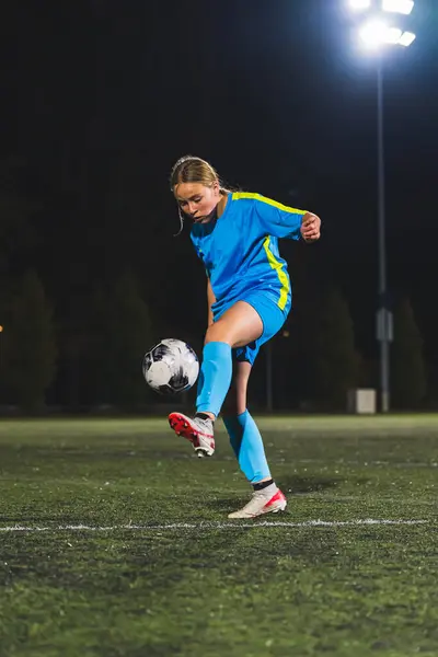 Biała Dziewczynka Niebieskim Mundurze Bawiąca Się Piłką Zachować Równowagę Pionowy — Zdjęcie stockowe