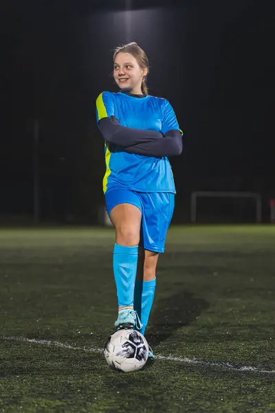 Pionowy Pełny Strzał Słodkie Dziewczyny Utrzymując Piłkę Nożną Nogą Pozowanie — Zdjęcie stockowe