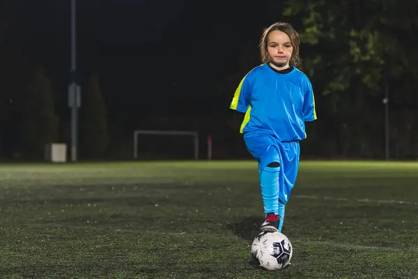 Szkolna Dziewczyna Odzieżą Sportową Pozująca Piłką Przed Treningiem Stadionie Wieczorem — Zdjęcie stockowe