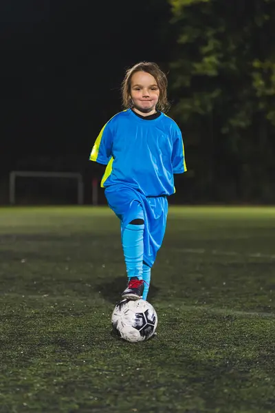 Pełne Pionowe Ujęcie Białej Dziewczynki Stroju Sportowym Robiącej Zdjęcie Piłką — Zdjęcie stockowe