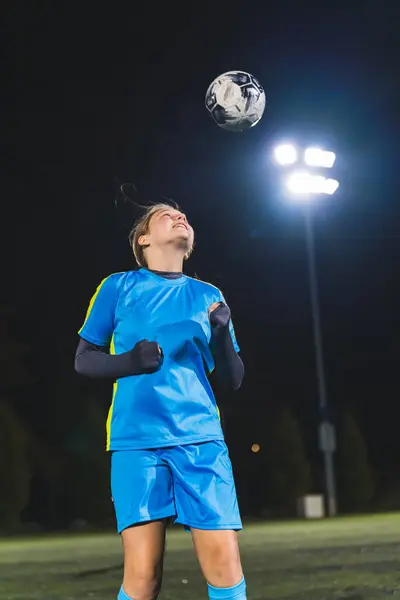 Średni Pionowy Strzał Piłkarza Młodej Dziewczyny Bawiącej Się Piłką Nożną — Zdjęcie stockowe