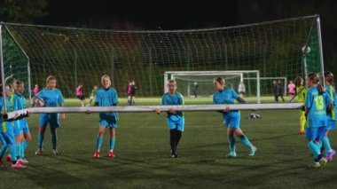 Genç kızlar bir stadyumda gol-ağı kuruyor, takım çalışması ve sportif yaşam tarzı. Yüksek kalite fotoğraf