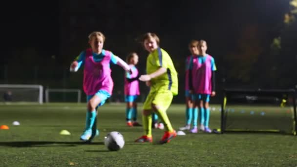 Jonge Meisjes Blauwe Uniformen Oefenen Voetbal Late Avond Team Sport — Stockvideo