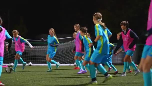 Meisjes Met Blauwe Uniformen Die Avonds Laat Voetballen Sportief Leven — Stockvideo