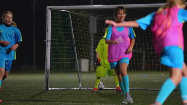 Schoolmeisjes Die Nachts Voetballen Een Stadion Schoolvoetbalteam Actieve Jeugd Hoge — Stockvideo