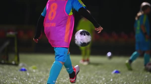 Młoda Dziewczyna Niebieskim Mundurze Bawiąca Się Piłką Kolegami Drużyny Wysokiej — Wideo stockowe
