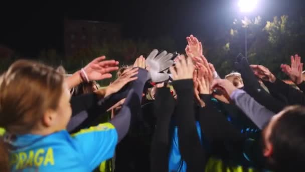 Unga Fotbollsspelare Flickor Firar Segern Med Sin Tränare Fotboll Skolan — Stockvideo