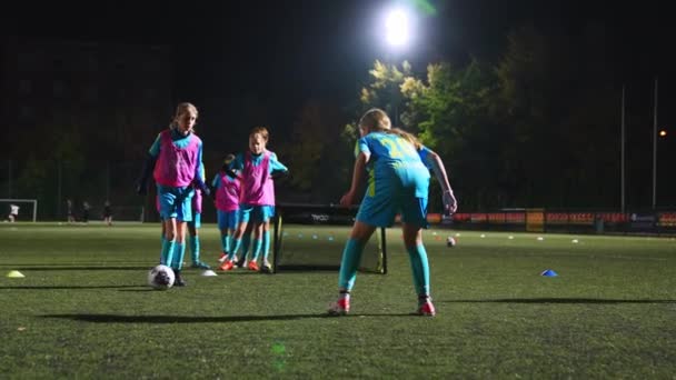 Jonge Meisjes Blauwe Uniformen Voetballen Nachts Een Grasveld Teamwork Sport — Stockvideo