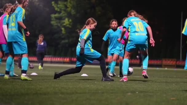 Chicas Jóvenes Caucásicas Que Practican Fútbol Noche Estadio Imágenes Alta — Vídeos de Stock