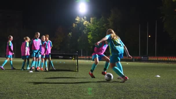Små Flickor Blå Sportkläder Som Tränar Fotboll Skolans Fotbollslag Högkvalitativ — Stockvideo