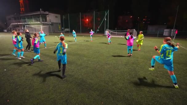 Schoolmeisjes Voetbalteam Oefenen Nachts Stadion Meisjes Sport Actieve Levensstijl Hoge — Stockvideo