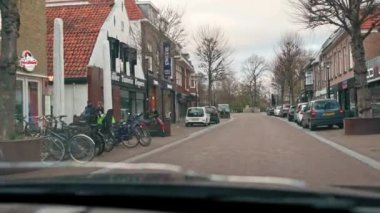 12.03.2024. Amsterdam, Hollanda. Hollanda 'nın köşelerinde, Amsterdam sokaklarında, bisikletlerde ve arabalarda araba kullanmak. Yüksek kalite 4k görüntü