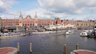 Amsterdam 'ın muhteşem manzarası, merkez istasyon, kanallar, tekneler ve binalar. Yüksek kalite 4k görüntü