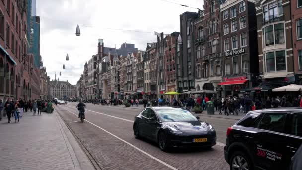2024 Amesterdão Países Baixos Rua Cheia Carros Turistas Bicicletas Cercada — Vídeo de Stock